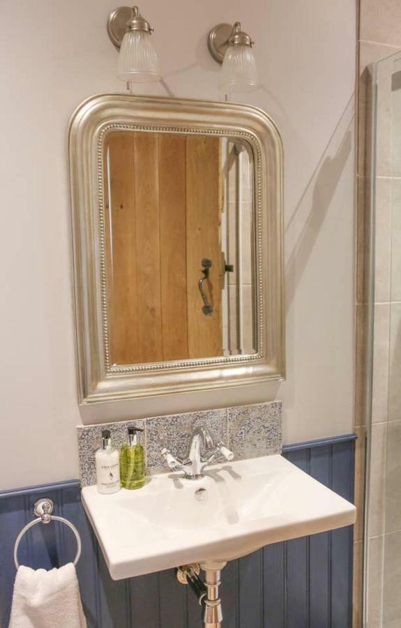 Skittles - Charming One Bedroom Apartment - Parking - Easy Access To Bath Box  Kültér fotó